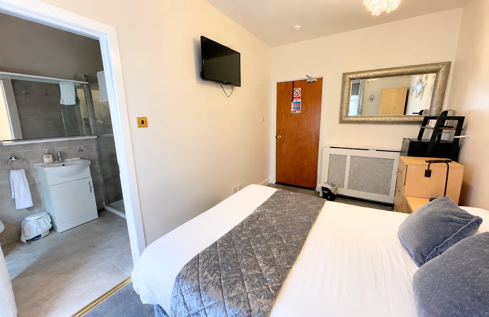 An en-suite room